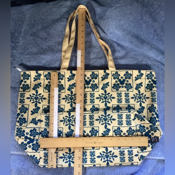Hawaiian Print Zippered Tote Bag - Picture 3 of 7